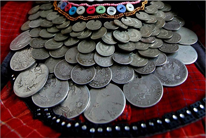 Рис. 7а. Женское монисто из монет разных годов.