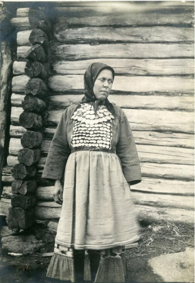 Рис. 7в. Женское монисто. Фото 1910 г.